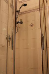 um chuveiro com uma porta de vidro na casa de banho em Hotel il Focolare em Fabro