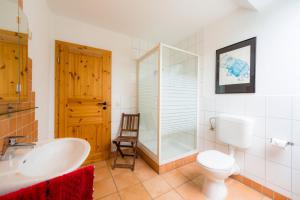 Ferienhof Schwien في مالينتي: حمام مع حوض ومرحاض ودش