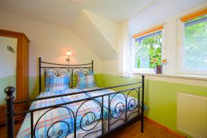 Ferienhof Schwien في مالينتي: غرفة نوم بسرير والجدران زرقاء وأخضر