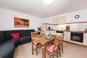 Ferienhof Schwien في مالينتي: غرفة معيشة مع طاولة وأريكة +37 صورة