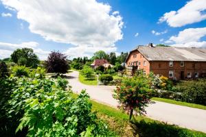 Ferienhof Schwien في مالينتي: عقار به مزرعة ومنزل