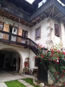 une maison ancienne avec un escalier en bois et des fleurs dans l'établissement Sot la Cleva, à Socchieve