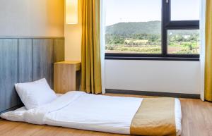 Postel nebo postele na pokoji v ubytování Thira Hotel