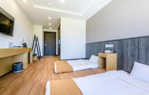 TV a/nebo společenská místnost v ubytování Thira Hotel