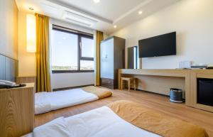 Postel nebo postele na pokoji v ubytování Thira Hotel