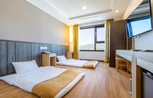 Postel nebo postele na pokoji v ubytování Thira Hotel