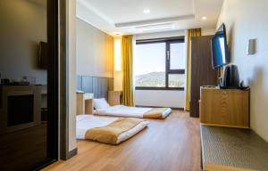 TV a/nebo společenská místnost v ubytování Thira Hotel