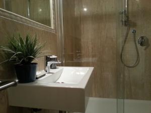 łazienka z umywalką i prysznicem w obiekcie Hotel La Vecchia Reggio w mieście Reggio nell'Emilia