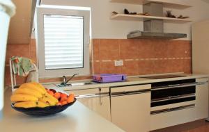 un bol de fruta en una barra en la cocina en Villa Wind, en Okrug Gornji
