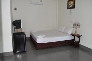 1 dormitorio con 1 cama y 1 mesa con lámpara en Magic Resort, en Lamai