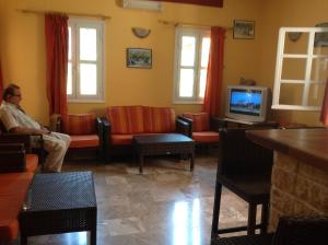 TV a/nebo společenská místnost v ubytování Hotel Nostos