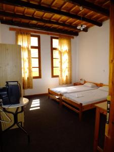 1 dormitorio con 1 cama, escritorio y TV en Lito Rooms en La Canea