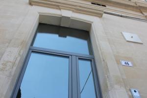 een raam aan de zijkant van een gebouw bij Dimora della Castellana in Lecce