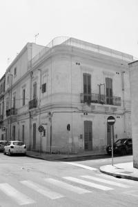 ein großes weißes Gebäude mit davor geparkt in der Unterkunft Dimora della Castellana in Lecce