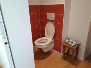 Cette petite chambre comprend une salle de bains pourvue de toilettes. dans l'établissement Gîte Les Pingouins du Phare, à Plouguerneau