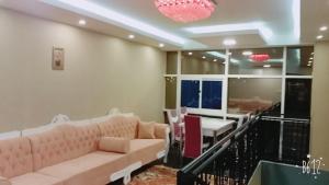 ein Wohnzimmer mit rosa Sofas und einem Tisch in der Unterkunft زائر الشمال للشقق الفندقية in Sakaka