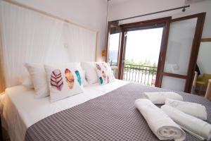 Postel nebo postele na pokoji v ubytování Tettix Summer House