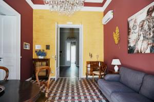 sala de estar con sofá y mesa en Corte dei medici - Palace, en Catania