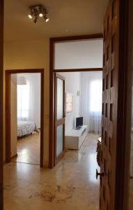 un couloir avec une porte s'ouvrant sur une chambre dans l'établissement Casa Palazzi, à Venise