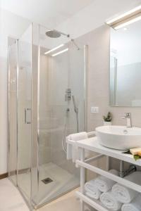 un bagno con doccia in vetro e lavandino di B&B Villa Romano a Treviso