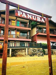 ein Gebäude mit einem Schild, das Paneau liest in der Unterkunft Panuba Inn Resort in Tioman Island