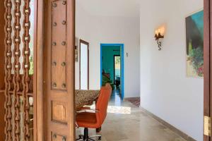 サオラにあるSahaba Zahoraの木製のドア(椅子付)が備わる客室です。