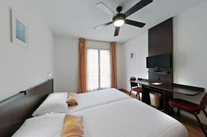 Camera con letto, scrivania e ventilatore a soffitto. di Calvy a Ginevra