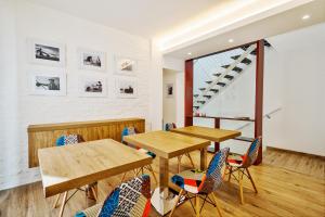 una sala da pranzo con tavoli e sedie in legno di B&B ALUSEA a Silvi Paese