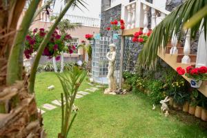 Ogród w obiekcie Apartamentos Los Delfines