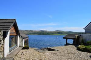 Cette maison offre une vue sur le lac. dans l'établissement Taigh na Mara, à Kames