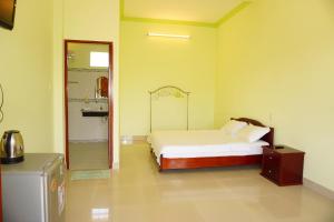 ムイネーにあるCat Tien Guesthouseのベッドルーム(ベッド1台、鏡付)