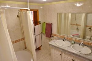 Łazienka w obiekcie Apartamentos Los Delfines