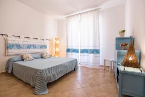 sypialnia z łóżkiem i oknem w obiekcie La Casa di Noemi w mieście Alghero +37 zdjęć