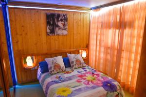 Łóżko lub łóżka w pokoju w obiekcie Apartamentos Los Delfines