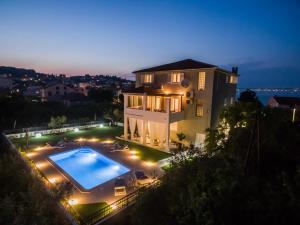 Bazen u objektu Apartments Very Good Life ili u blizini