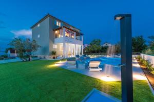 Bazen u objektu Apartments Very Good Life ili u blizini