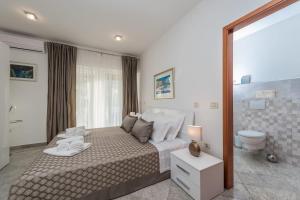 Postel nebo postele na pokoji v ubytování Apartments Very Good Life + 37 fotografií