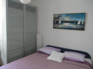 Schlafzimmer mit einem Bett mit Wandgemälde in der Unterkunft Hvar apartment 4 in Hvar