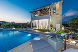 Bazen u objektu Apartments Very Good Life ili u blizini
