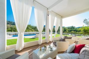 Bazen u objektu Apartments Very Good Life ili u blizini