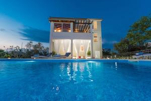 Bazen u objektu Apartments Very Good Life ili u blizini