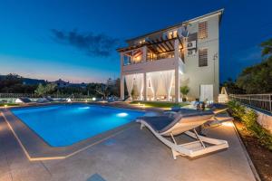 Bazen u objektu Apartments Very Good Life ili u blizini