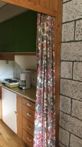una cocina con cortina en la esquina de una cocina en Voss Lodge Rongastovo en Vossevangen