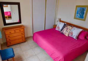 Łóżko lub łóżka w pokoju w obiekcie Apartamentos Los Delfines
