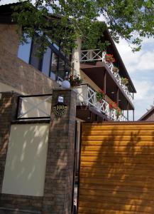 - un bâtiment avec un balcon et un garage en bois dans l'établissement Апартаменти Маяк, à Odessa