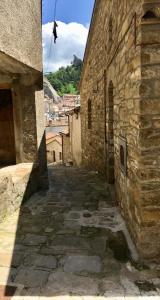 an alley in an old stone building at La Via di Fuga in Pietrapertosa