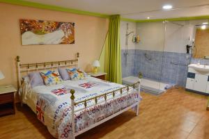 Łóżko lub łóżka w pokoju w obiekcie Apartamentos Los Delfines