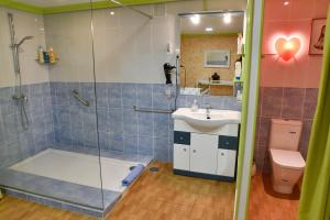 Łazienka w obiekcie Apartamentos Los Delfines