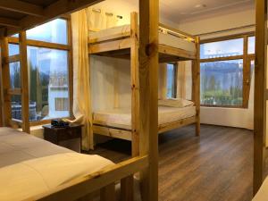 una stanza con due letti a castello e una finestra di Ree Hostel a Leh
