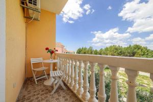 - un balcon d'une maison avec une table et des chaises dans l'établissement Apartments Bačić, à Vodice